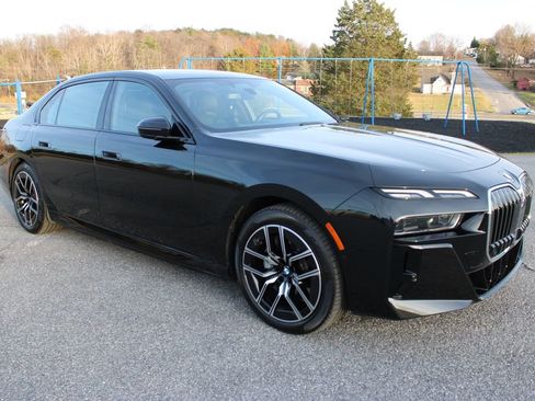 Used 2024 BMW i7 xDrive60 image 2