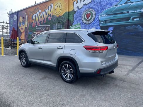 Used 2019 Toyota Highlander XLE image 3