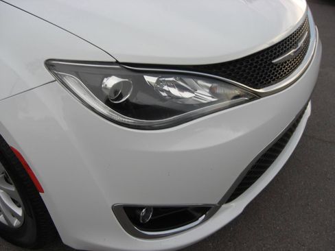 Used 2019 Chrysler Pacifica Touring-L image 18