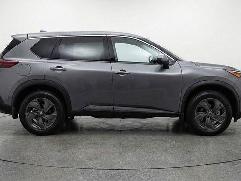 Used 2025 Nissan Rogue SV image 11
