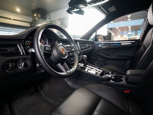 Used 2025 Porsche Macan image 4