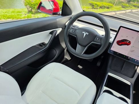 Used 2022 Tesla Model Y Long Range AWD/4WD image 27