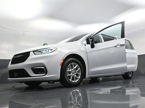 Used 2024 Chrysler Pacifica Touring-L FWD image 27