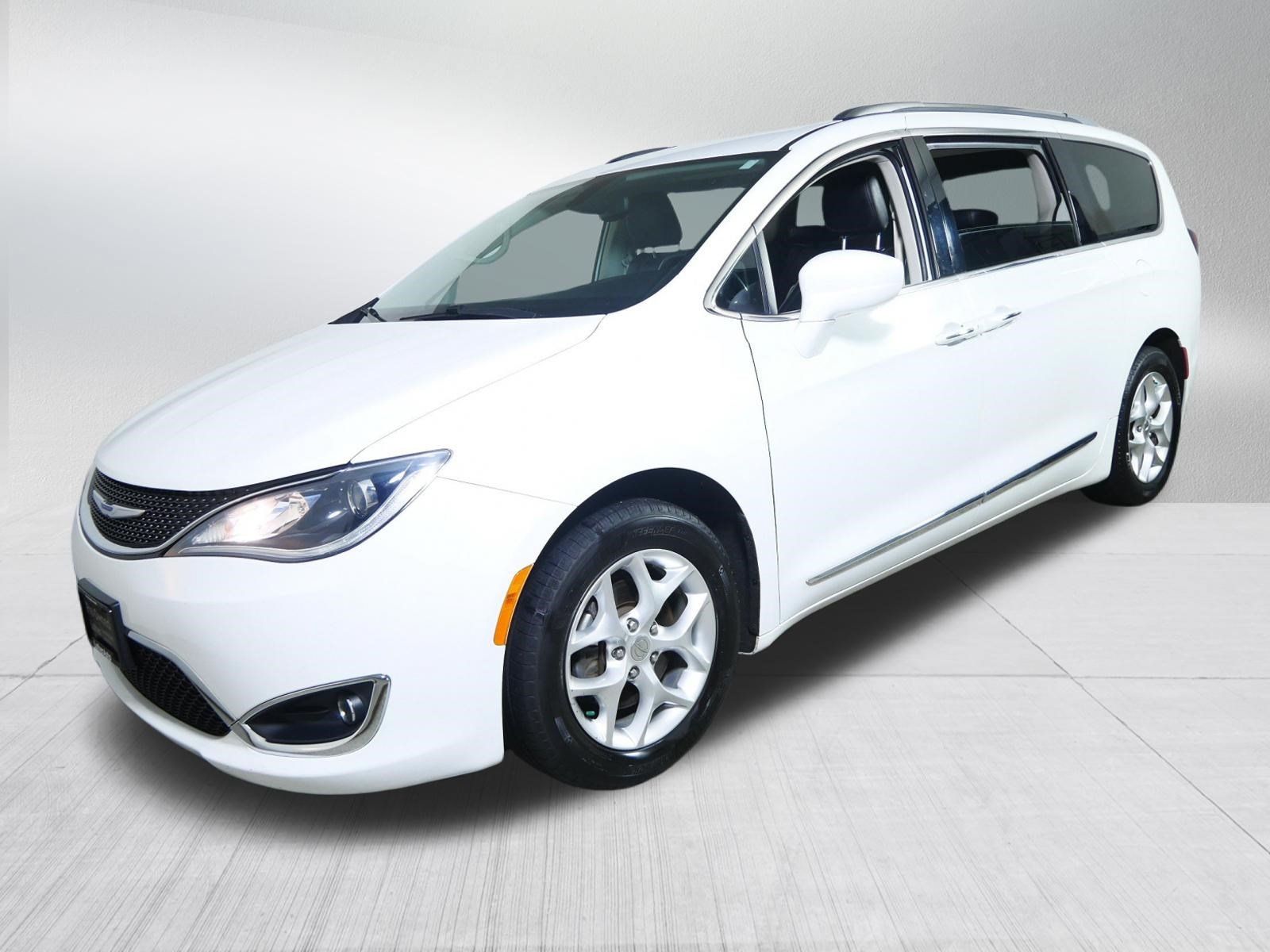 Used 2020 Chrysler Pacifica Touring-L w/ Tire & Wheel Group FWD image 3