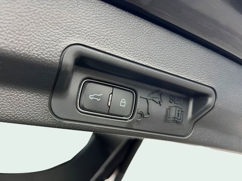 Used 2023 Ford Explorer XLT w/ Equipment Group 202A AWD/4WD image 19
