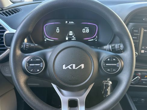 Used 2025 Kia Soul LX w/ LX Technology Package FWD image 22