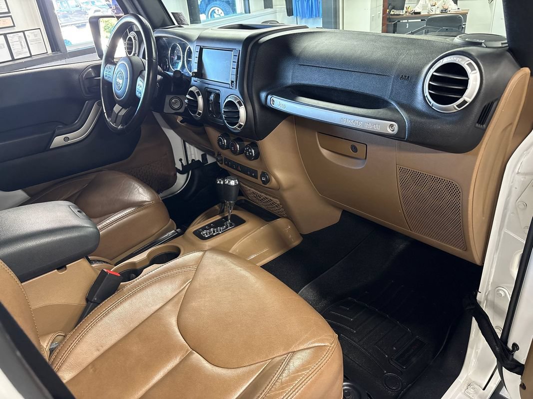 Used 2015 Jeep Wrangler Unlimited Sahara w/ Connectivity Group AWD/4WD image 51