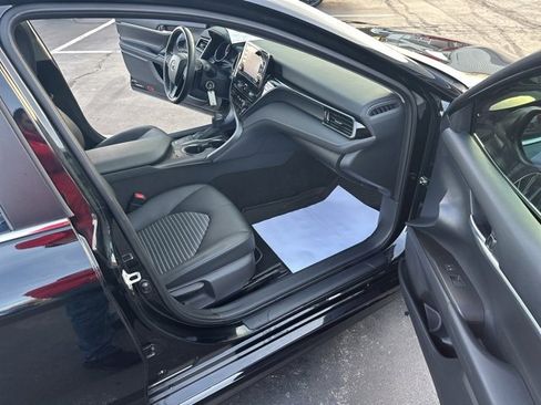 Used 2022 Toyota Camry SE image 19