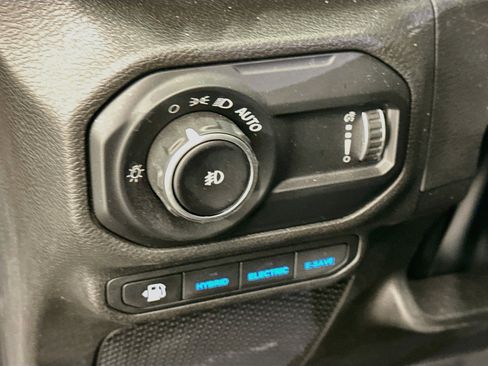 Used 2023 Jeep Wrangler Sahara AWD/4WD image 17