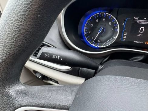 Used 2017 Chrysler Pacifica Touring FWD image 22