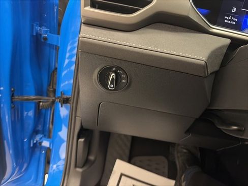 Certified 2025 Volkswagen Taos SE image 28