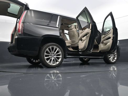 Used 2018 Cadillac Escalade Luxury AWD/4WD image 29