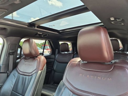Used 2020 Ford Explorer Platinum w/ Premium Technology Package AWD/4WD image 29