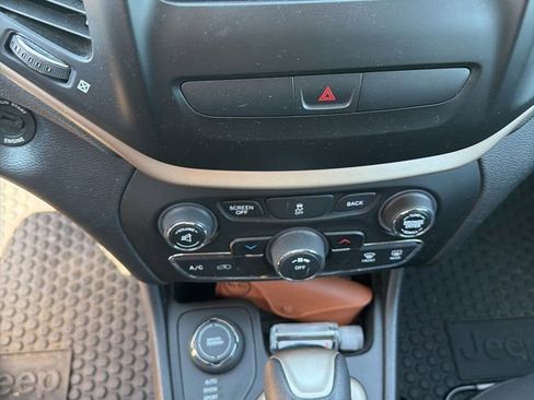 Used 2017 Jeep Cherokee Latitude w/ Cold Weather Group AWD/4WD image 5