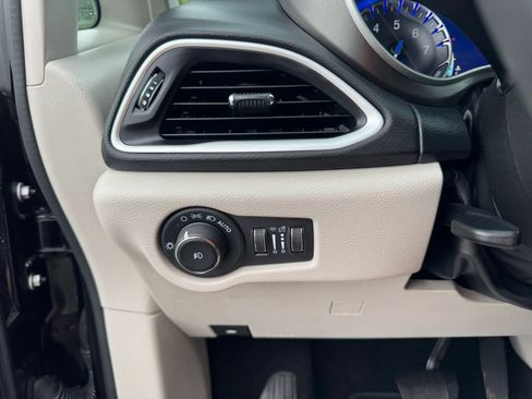 Used 2024 Chrysler Pacifica Touring-L FWD image 26