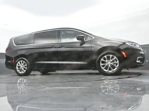 Used 2026 Chrysler Pacifica Limited FWD image 26