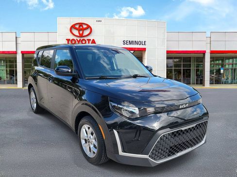 Used 2025 Kia Soul LX w/ LX Technology Package FWD image 2