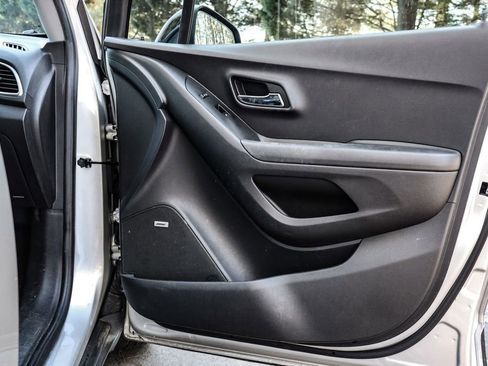 Used 2020 Chevrolet Trax LT w/ Sun & Sound Package image 40