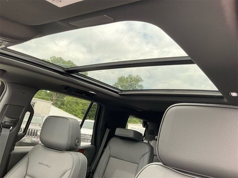 New 2025 GMC Yukon Denali w/ Sun & Power Step Package image 20