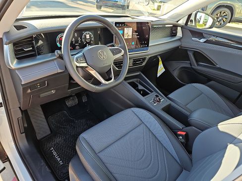 New 2026 Volkswagen Tiguan SE image 12