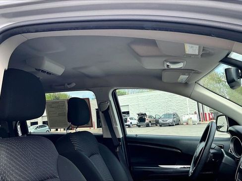 Used 2019 Dodge Journey SE image 23
