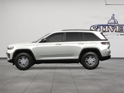New 2025 Jeep Grand Cherokee Laredo image 3