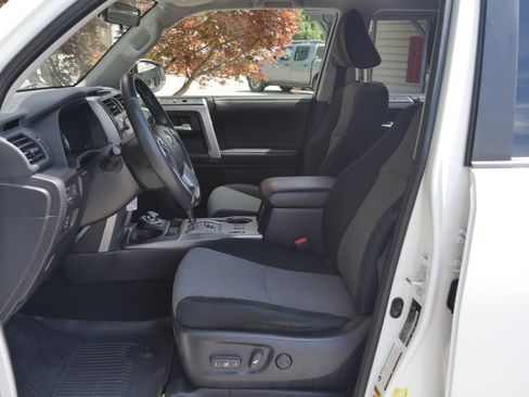 Used 2016 Toyota 4Runner SR5 AWD/4WD image 3