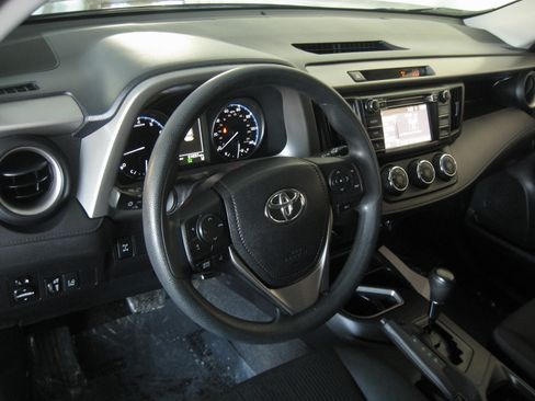 Used 2017 Toyota RAV4 LE image 9