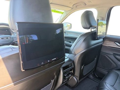 Certified 2023 Jeep Grand Cherokee Limited w/ Luxury Tech Group II AWD/4WD image 12