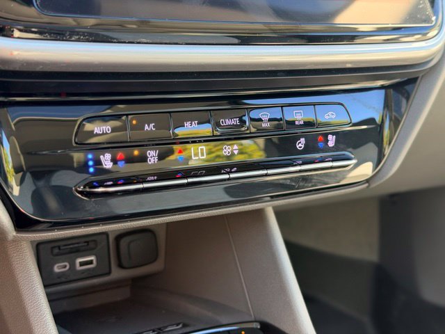 Used 2023 Chevrolet Bolt EUV Premier w/ Sun & Sound Package FWD image 16