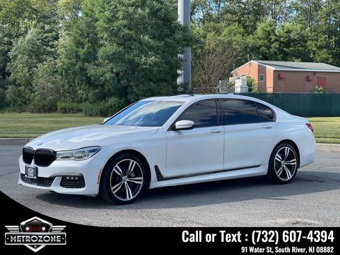 Used 2019 BMW 750i image 2