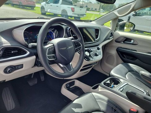 Used 2023 Chrysler Pacifica Touring-L FWD image 23