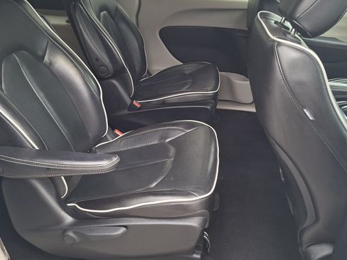 Used 2023 Chrysler Pacifica Limited FWD image 23