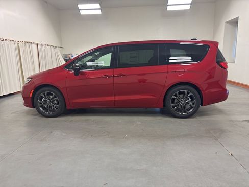 New 2026 Chrysler Pacifica Select image 5