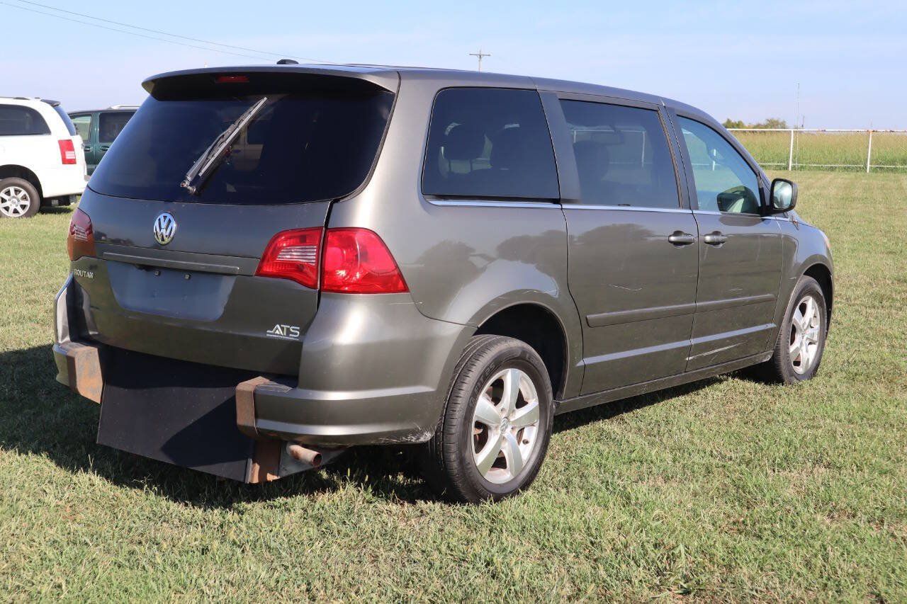 Used 2010 Volkswagen Routan SE FWD image 2