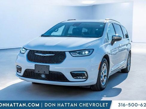 Used 2023 Chrysler Pacifica Limited image 1
