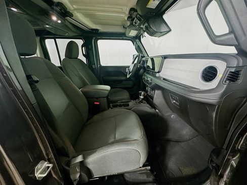 Used 2025 Jeep Wrangler Sahara image 29