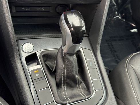 Used 2024 Volkswagen Tiguan SE image 32