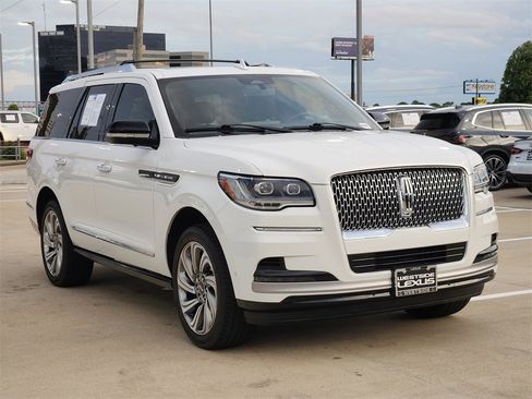 Used 2023 Lincoln Navigator Reserve image 3