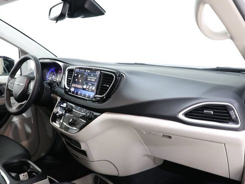 Used 2024 Chrysler Pacifica Touring-L FWD image 16