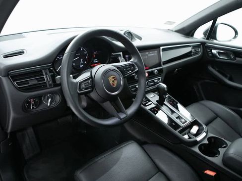 Used 2025 Porsche Macan image 4