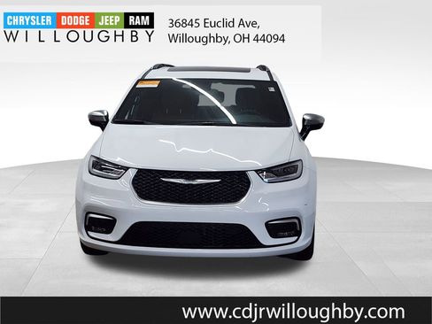 Used 2025 Chrysler Pacifica Pinnacle image 2