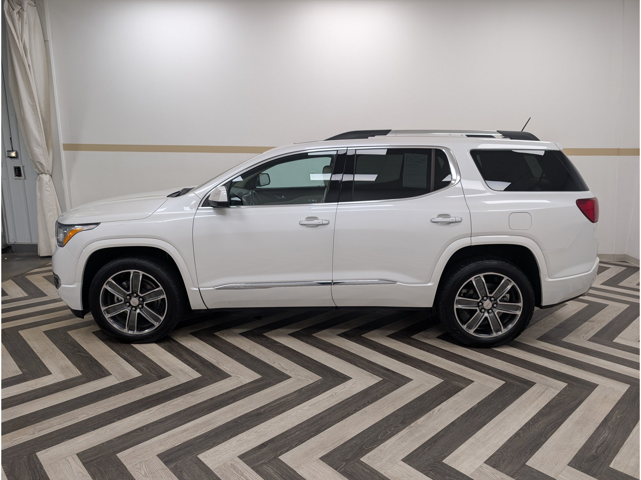 Used 2018 GMC Acadia Denali w/ Technology Package AWD/4WD image 3