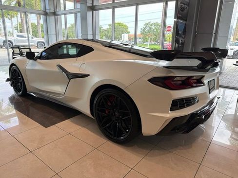 Used 2025 Chevrolet Corvette Z06 RWD image 4