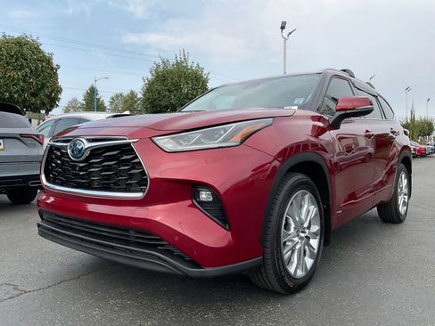 Used 2023 Toyota Highlander Limited image 3