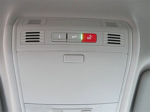 Certified 2025 Volkswagen Taos SE image 36