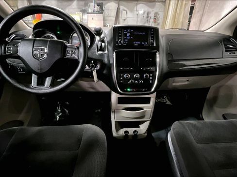 Used 2019 Dodge Grand Caravan SE w/ UConnect Hands-Free Group image 15