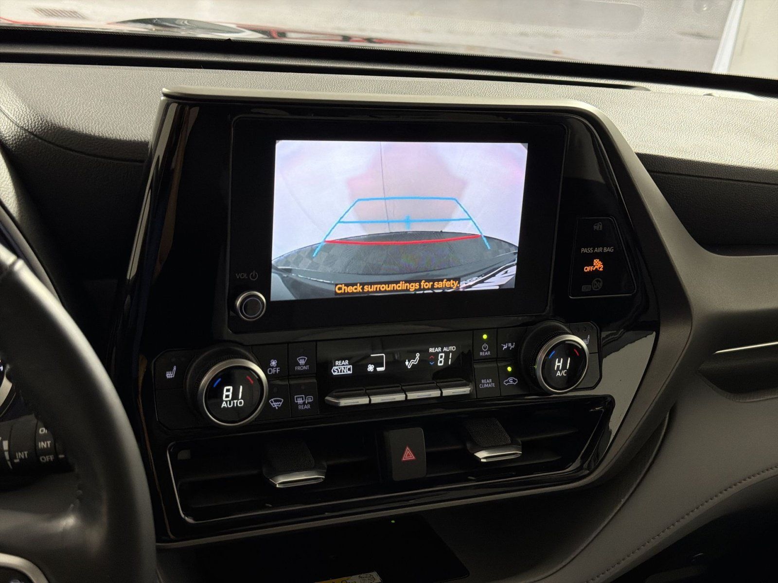 Used 2024 Toyota Highlander XLE AWD/4WD image 19