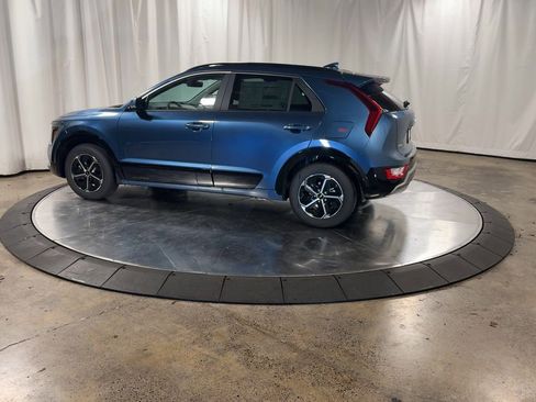 Certified 2025 Kia Niro SX image 6