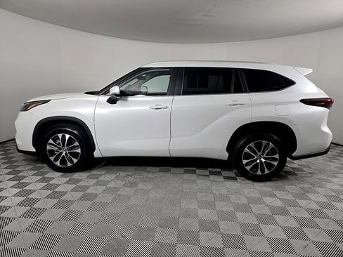 Used 2023 Toyota Highlander XLE image 8
